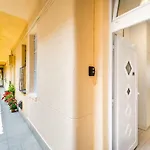Fleur Creme Apartment